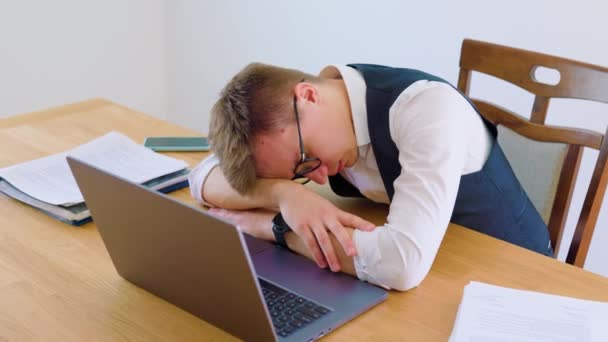 オフィスで一人で 眼鏡の男は彼の腕の上に頭を置き バッテリーを充電するための簡単な昼寝を必要としています 睡眠の隠れた利点昼寝が生産性を高める方法 — ストック動画