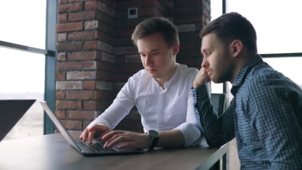 Trzech Młodych Mężczyzn Współpracujących Swoim Mentorem Przy Laptopie Biurze Korporacyjnym — Wideo stockowe