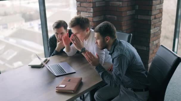 Három Férfi Egy Irodában Lenyűgözve Elképedve Attól Amit Laptop Képernyőjén — Stock videók