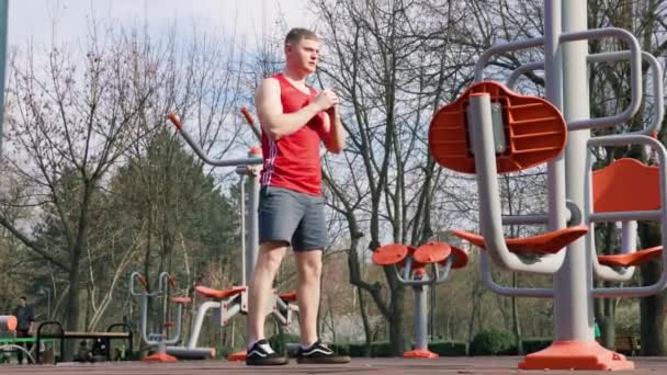 Σωματική Άσκηση Νεανική Εκπαίδευση Αθλητή Έξω Ένας Νεαρός Άνδρας Συμμετέχει — Αρχείο Βίντεο