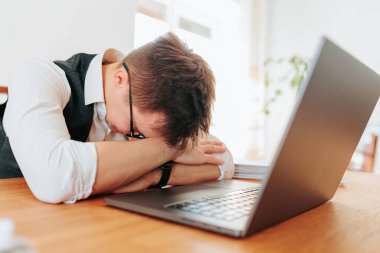 Aşırı çalışan bir ofis çalışanı, işin taleplerinden ve teslim tarihlerinin baskısından kurtulmak için birkaç dakika uyur. Dinlenme Sanatı Ofiste Rahatlama Bulma Sanatı