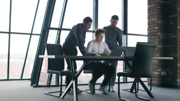 一个有三个人在他们的笔记本电脑上讨论一个项目的会议室 三个年轻的成年男性在一个小组会议上一起在笔记本电脑上工作 — 图库视频影像