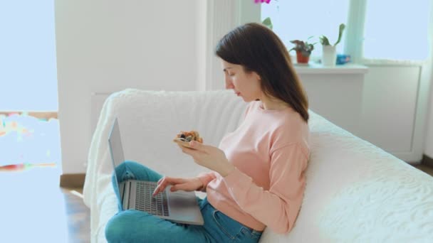 Combinație Perfectă Femeie Tânără Lucrează Laptopul Bucură Felie Pizza Camera — Videoclip de stoc
