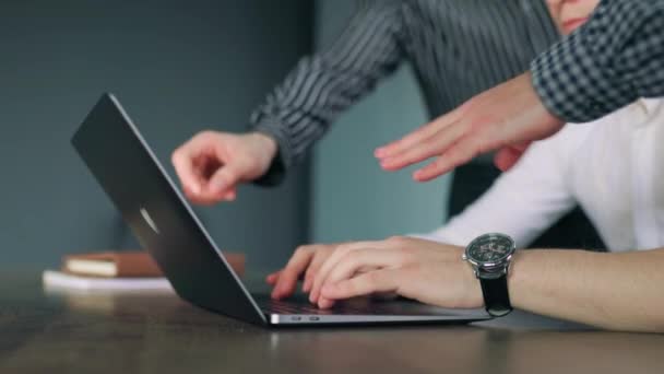 Widok Góry Męskich Dłoni Pracujących Laptopie Nowoczesnym Biurze Tętniącą Życiem — Wideo stockowe