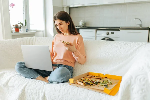 Die Junge Frau Arbeitet Hart Ihrem Laptop Während Sie Hause — Stockfoto