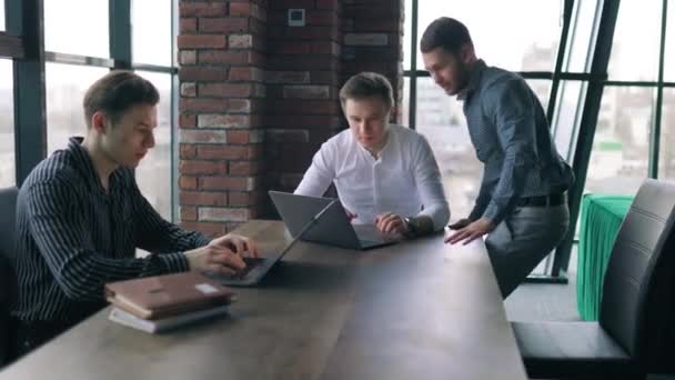 Drei Kollegen Arbeiten Gemeinsam Einem Laptop Und Werden Von Ihrem — Stockvideo