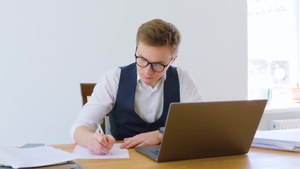 Biznesmen Przegląda Dokumenty Pisząc Papierze Biurze Sobie Białą Koszulę Okulary — Wideo stockowe