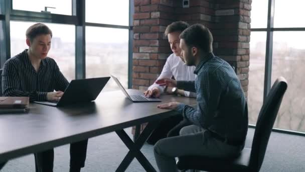 Drei Kollegen Arbeiten Gemeinsam Einem Laptop Und Werden Von Ihrem — Stockvideo