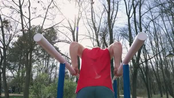 Eylemdeki Atletizm Erkek Sporcu Jimnastik Rutini Güçlü Atlet Dışarıda Temiz — Stok video