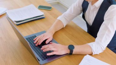 Yorgun bir ofis çalışanı ofisin sessiz bir köşesinde kısa bir uyku çeker, yoğun iş gününün ortasında bir teselli ve rahatlama anı bulur. Duraklamanın Gücü Nasıl Hızlı Uyku Odaklanıyor