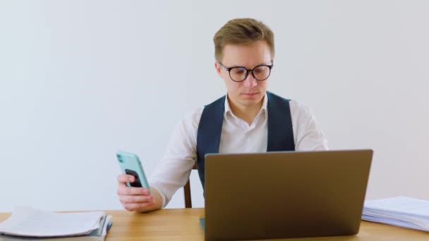 Młody Pracownik Biurowy Biurze Domowym Rozmawiający Przez Smartfona Biurze Młody — Wideo stockowe