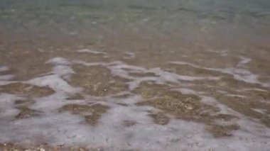 Sakin ol ve bu sakin deniz manzarasının huzur veren dalgalarıyla gevşe. Kumsalın ve denizin huzur veren güzelliğiyle çevrili.