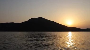 Bu nefes kesici deniz manzarası ile cennete kaçın, baş döndürücü bir deniz sahili ve dingin dalgalarla.