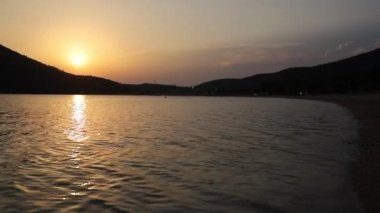 Yumuşak kum ve egzotik deniz plajının yer aldığı, sakin ve soyut bir arka planı ve cennet gibi bir manzarası olan büyüleyici bir deniz manzarası.