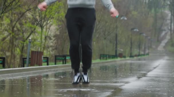 Uomo Che Allena All Aperto Sotto Pioggia Salto Corda Fitness — Video Stock
