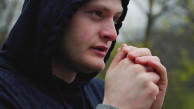 Soğuk ve rüzgârlı havada sertleşirken, kararlı bir beyaz adamın yüzü, avuçlarını sıcak tutmak için sıkıca birbirine yapıştı. Açık havada spor yaparken..