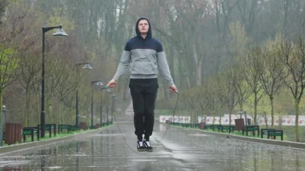 Rainy Day Gimnastyka Trening Skakanka Ten Męski Atleta Obejmuje Deszcz — Wideo stockowe