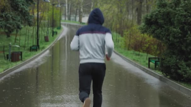 Rainy Day Run Young Guys Outdoor Workout Inglés Joven Corredor — Vídeo de stock