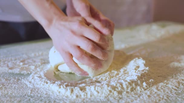Close Dokonywanie Ciasta Przez Kobiety Ręce Piekarni Ujęcie Dłoni Kobiety — Wideo stockowe