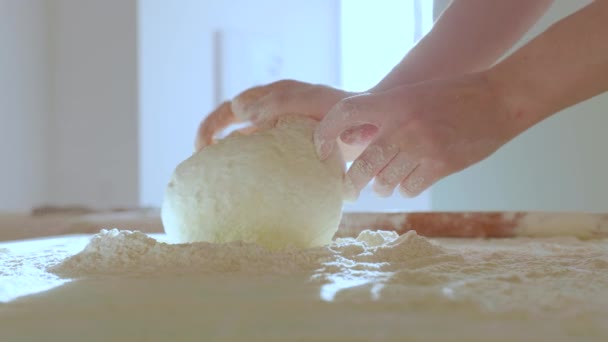 빵집에서 손으로 반죽을 만들어 전통적 요리법을 이용해 만들고 요리사의 — 비디오