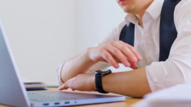 Bir işçi, ofis ortamının yorgunluğu ve stresinden kurtulmak için gözlerini kapatıp dinlenir. Uyku Devrimi İş Yeri 'ni Nasıl Şekillendiriyor