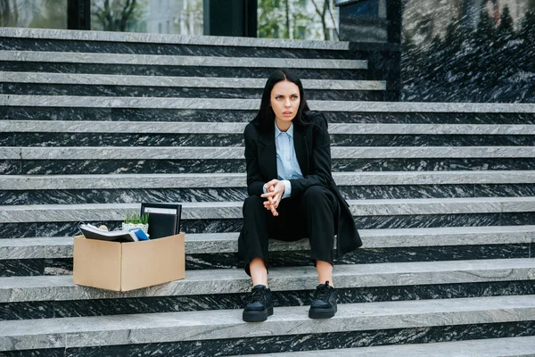 Uma Mulher Profissional Senta Nas Escadas Com Uma Pilha Contas — Fotografia de Stock