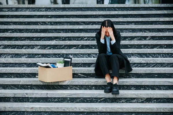 Uma Representação Visual Perda Emprego Falta Trabalho Enquanto Mulher Senta — Fotografia de Stock