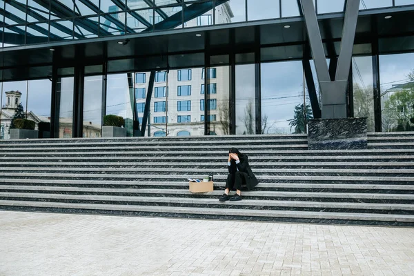 Hüsrana Uğramış Bir Kadın Dışarıda Merdivenlerde Oturur Işsizliğinin Ağırlığını Hisseder — Stok fotoğraf