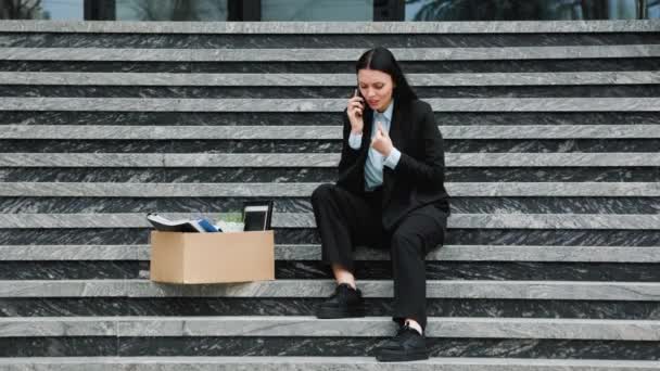 Занепокоєний Безробітний Який Тримає Смартфон Розмовляє Телефону Сидячи Сходах Неприємна — стокове відео
