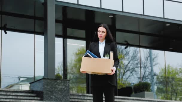 失业后找工作的挣扎 一个心烦意乱的女人拿着纸板箱 面对着失业和被解雇的不确定性 — 图库视频影像