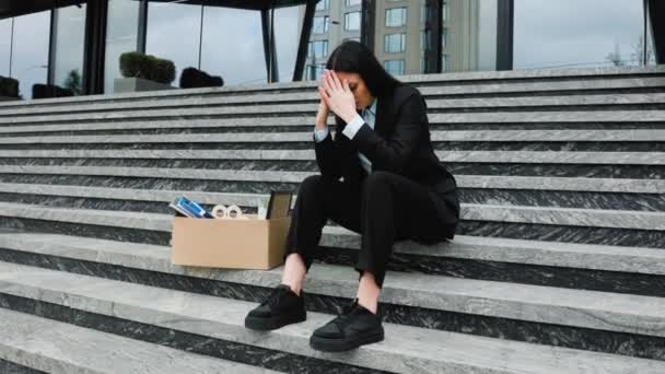 Разочарованная Женщина Сидит Лестнице Снаружи Чувствуя Тяжесть Своей Безработной Ситуации — стоковое видео