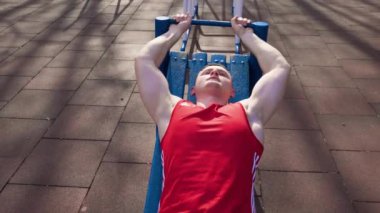 Spor Performans Spor Eğitimi Açık havada. Üstten bakıldığında, spor yapan, spor yapan ve egzersiz ve fiziksel aktivite yoluyla formda kalan genç bir adam görülüyor..