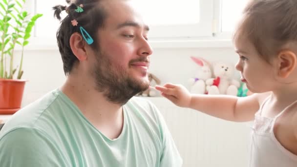 Rodina Spojující Hloupým Zábavným Make Upem Otcem Dcerou Vytvářející Legrační — Stock video