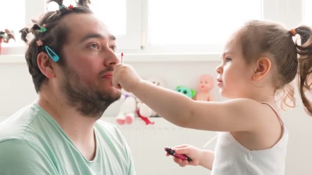 Bir Baba Kızı Birlikte Komik Eğlenceli Zaman Geçiriyorlar Makyaj Yaparken — Stok video