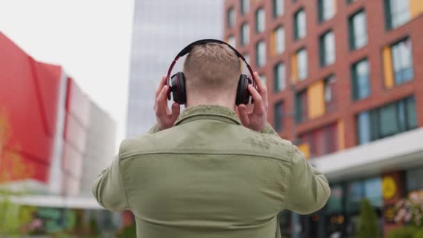 Garçon Avec Écouteurs Profitant Musique Avec Vue Arrière Sur Paysage — Video