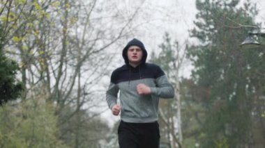 Zafer İçin En İyi Sporcu Eğitimi. Bir erkek boksör ringde kazanmak için fiziksel yeteneklerini geliştirir. Kararlı bir şekilde ellerini kaldırır..