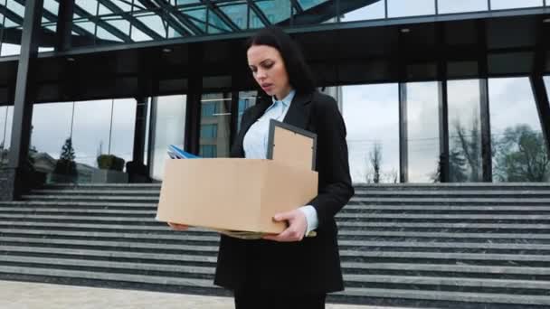 Osoba Siedząca Zewnątrz Trzymająca Kartonowe Pudełko Niepokojącym Wyrażeniem Utracie Pracy — Wideo stockowe