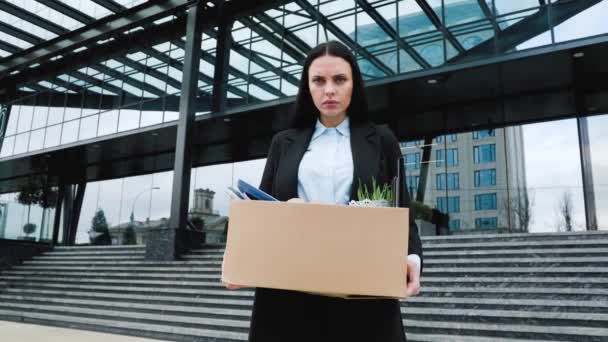 Quando Trabalho Perdido Mulher Segurando Caixa Depois Ser Demitido Enfrentando — Vídeo de Stock