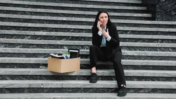 Проблемная Женщина Разговаривает Телефону Держит Мобильный Телефон После Увольнения Работы — стоковое видео