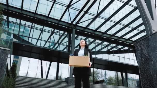 Toll Emosional Pengangguran Khawatir Dan Stres Seorang Pekerja Memegang Kotak — Stok Video