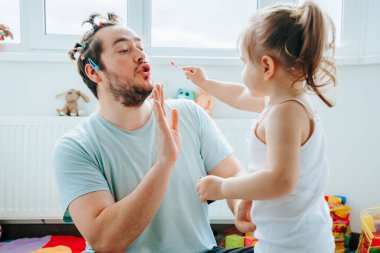 Bir fynny baba ve çocuğu eğlenceli ve unutulmaz bir makyaj seansı yapıyorlar, ikisi de çok eğleniyor. Makyaj Sanatı Bir Fynny Baba ve Kızı Komik Başyapıtlar Yaratıyorlar