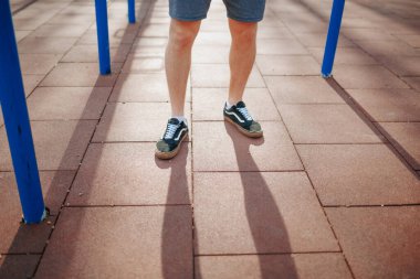 Spor Uzuvları İnsan Bacakları İş Başında. Bir adamın atletik bacaklarının bu yakın çekimi antrenman rutininin yoğunluğunu yakalar. Bacaklarındaki her kas öne çıkıyor.,