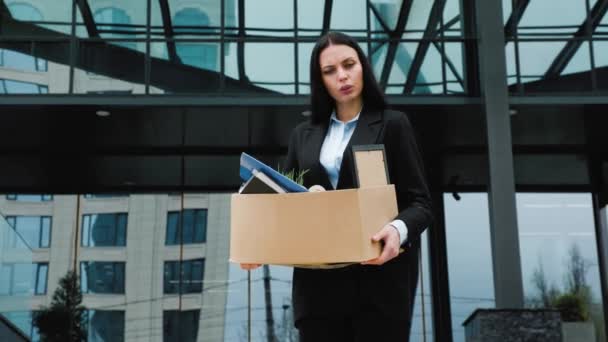 Overcoming Challenge Work Loss Unemployment White Collar Employee Holds Cardboard — Stock Video