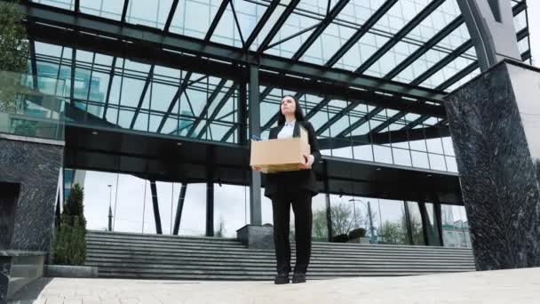 一个失业的女人拿着一个纸板箱 脸上带着忧虑和紧张的表情 被解雇的工人挣扎着使终结者相遇 — 图库视频影像
