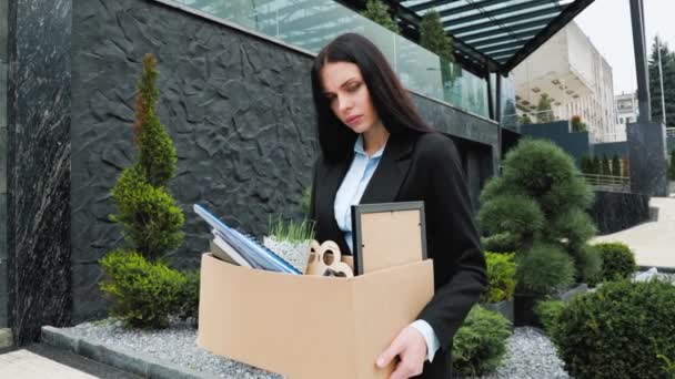 Una Mujer Desempleada Llevando Una Caja Que Representa Pérdida Trabajo — Vídeo de stock