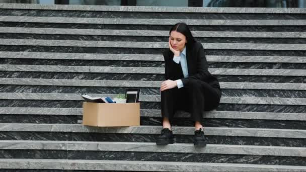 Депрессивная Обеспокоенная Профессиональная Женщина Сидит Ступеньках Перед Своим Бывшим Рабочим — стоковое видео