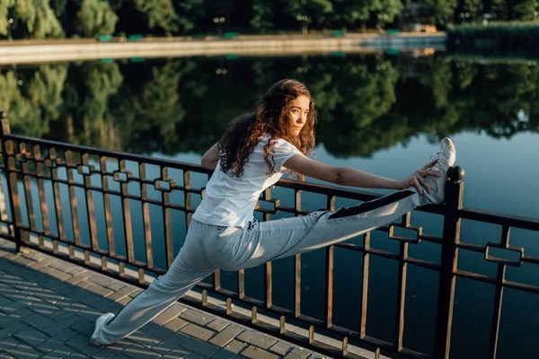 Parkta Egzersiz Yapan Genç Bir Kız Temiz Hava Fitness Gençliği — Stok fotoğraf
