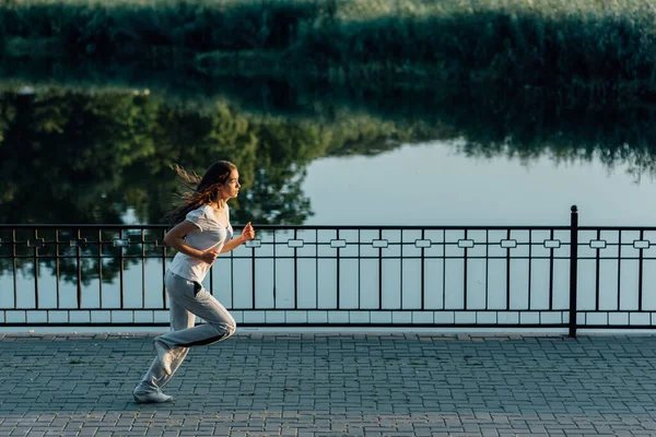 Genç Koşucu Sağlıklı Yaşam Tarzı Çin Yola Çıktı Sabah Kaldırımda — Stok fotoğraf