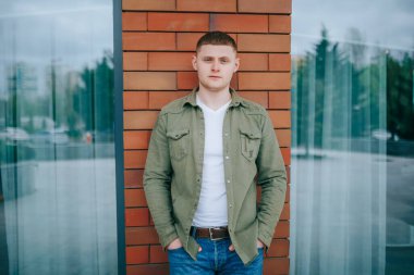 Bu modaya uygun ve şık portrede sarışın bir adam kameraya bakarak özgüvenle poz veriyor. Latin Erkek Portresi Genç ve Güzel