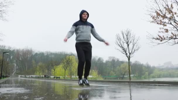 Rainy Day Athletic Training Jumping Rope Incluso Bajo Lluvia Torrencial — Vídeos de Stock